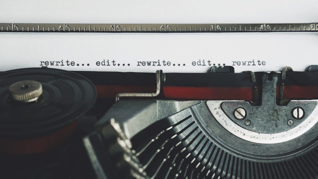 máquina antiga de escrever com alguns dizeres sobre reescrever e editar